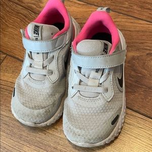 Super cute sz 8 Nike sneakers gently used